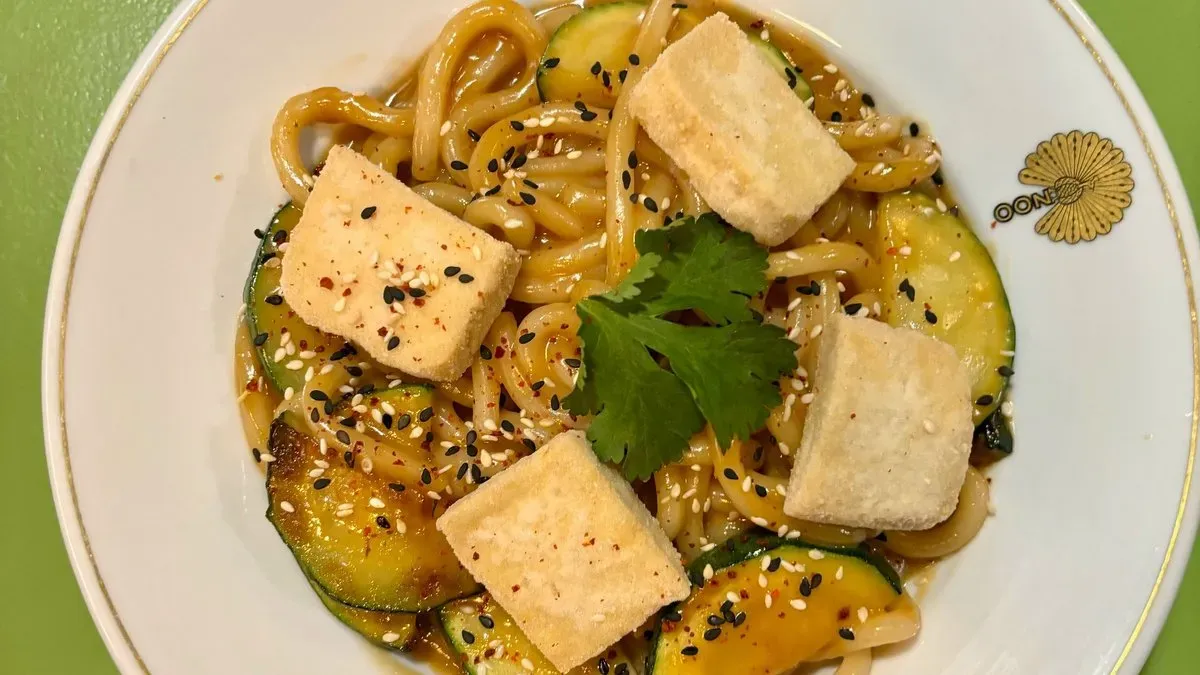 Udon w sosie orzechowo - sojowym z bobem