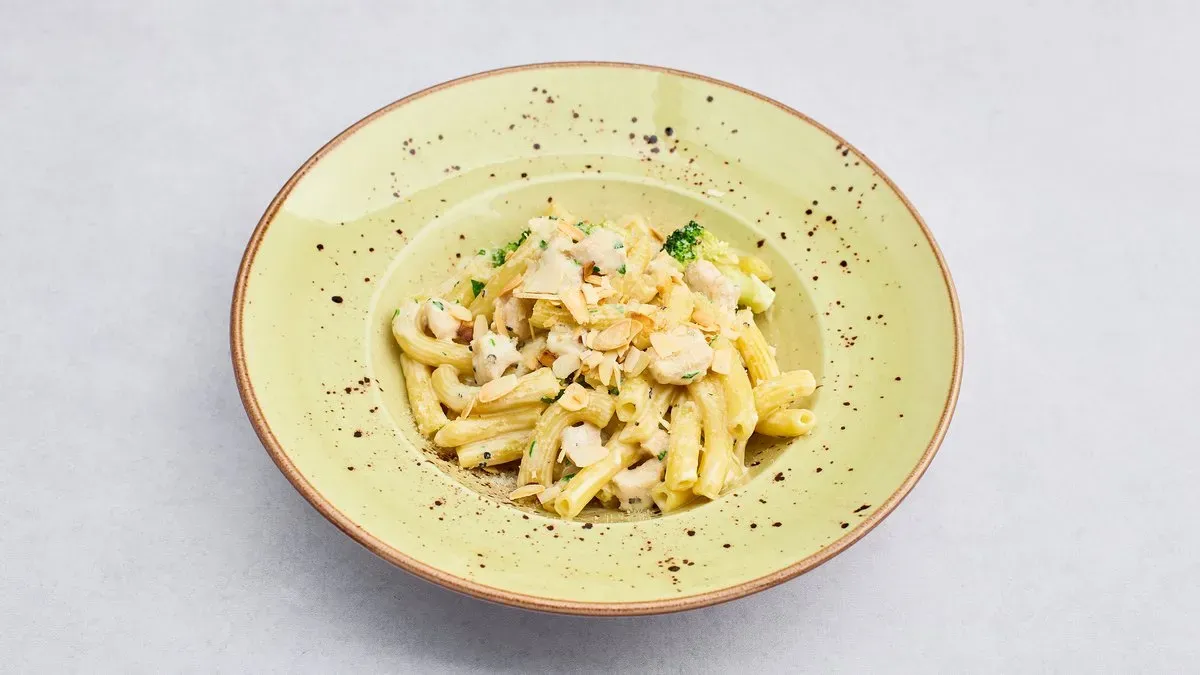 Rigatoni serowe z brokułem i kurczakiem