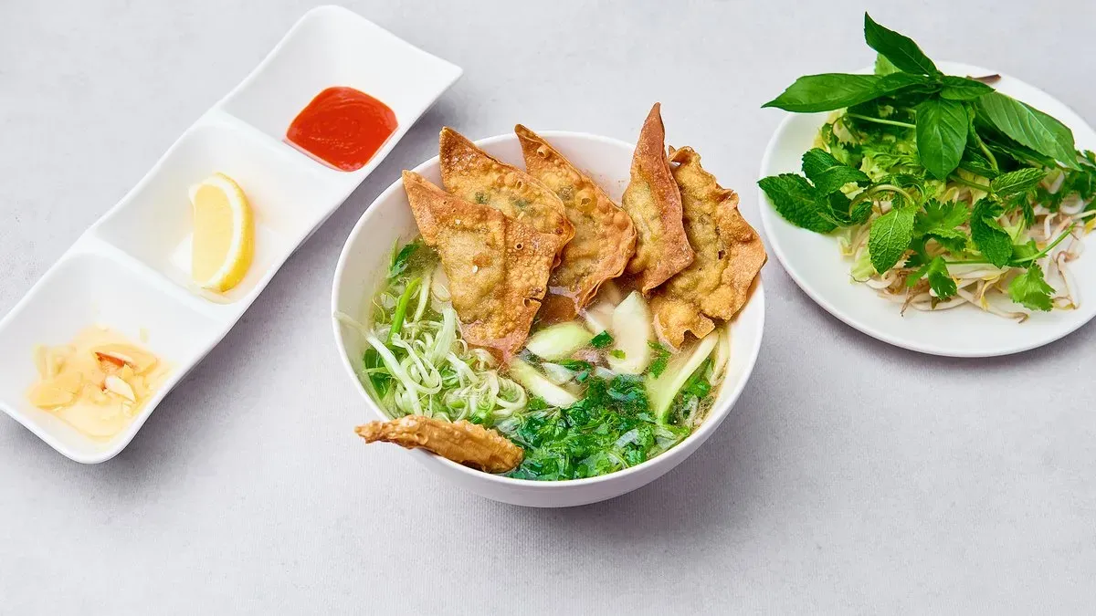 Pho z pierożkami won ton