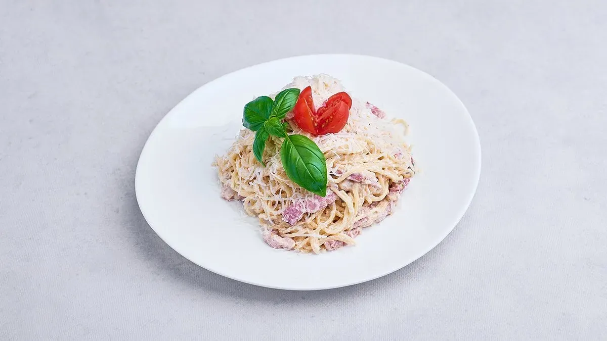 Spaghetti a’la carbonara z sosem śmietanowym, bekonem i parmezanem