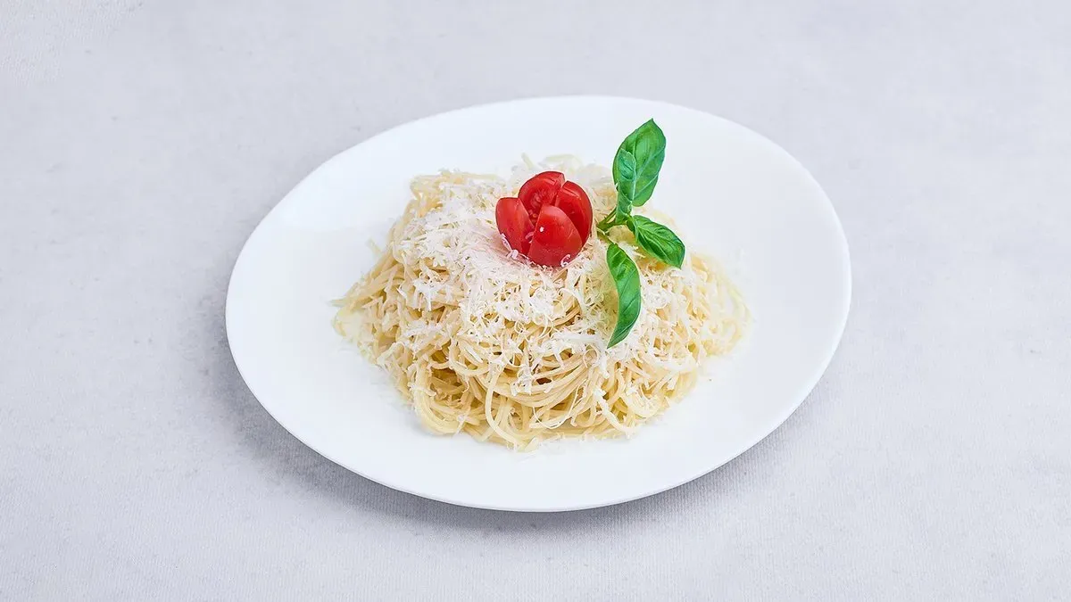 Spaghetti aglio-olio z parmezanem