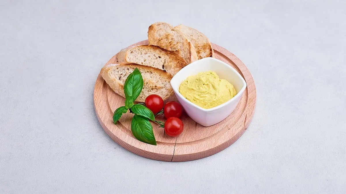 Hummus z grzankami