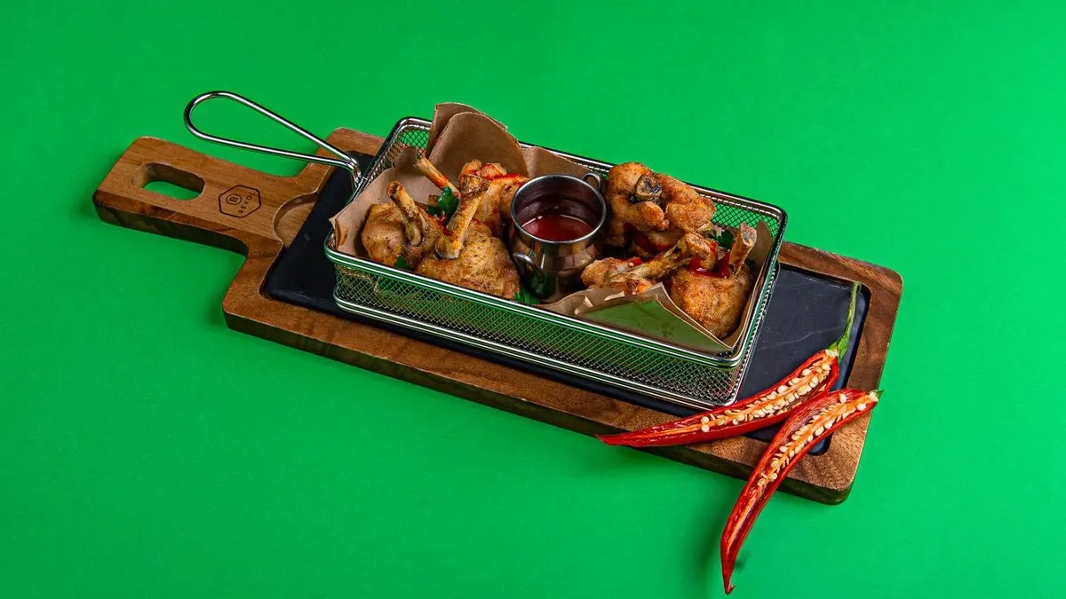 HOT CHICKEN WINGS