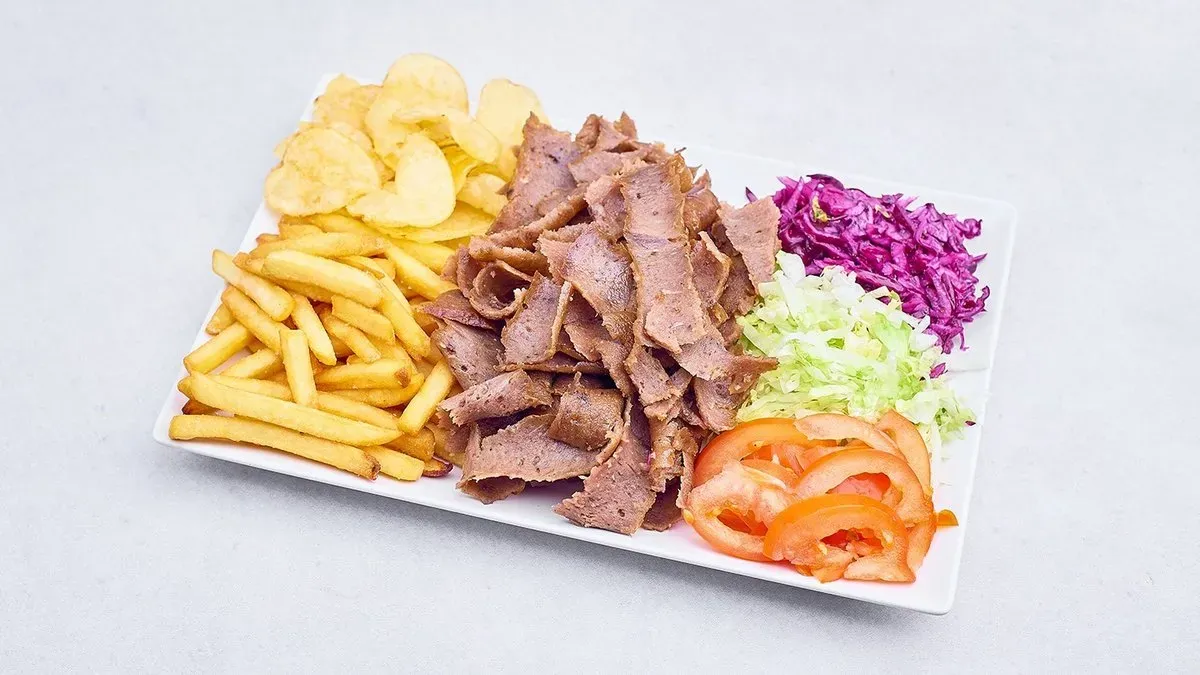 Kebab na talerzu z mięsem mieszanym