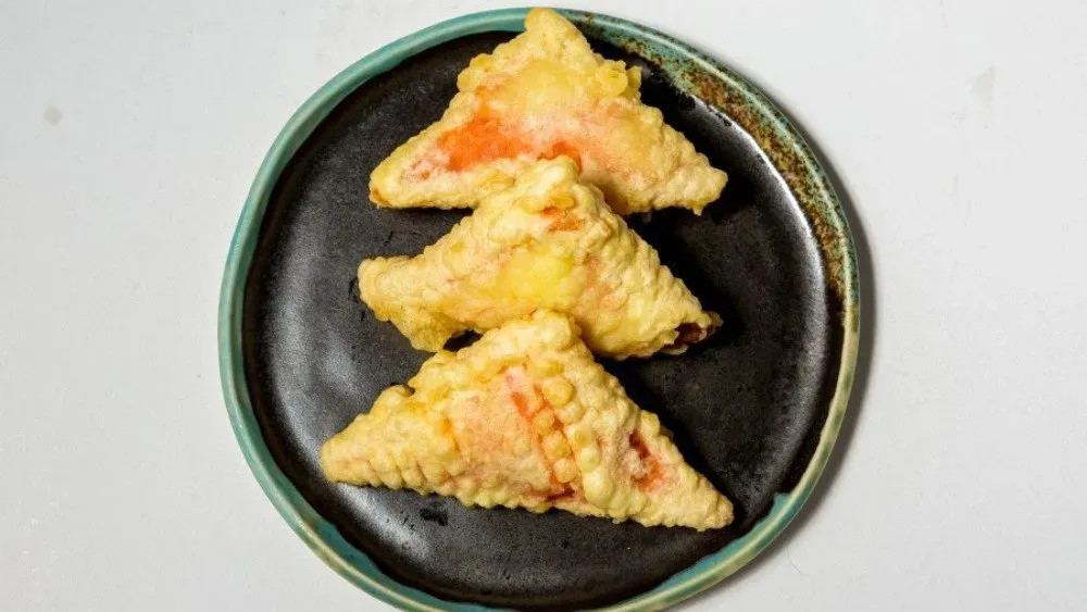 Pierożki z tatarem z tuńczyka i ostrym sosem