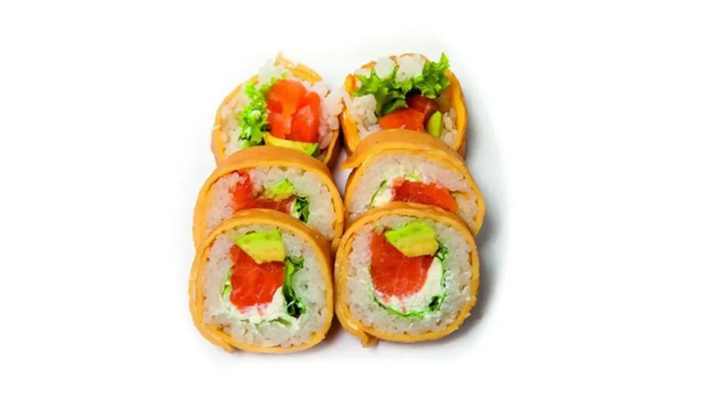 Tamago futomaki z łososiem, awokado, serkiem Philadelphia