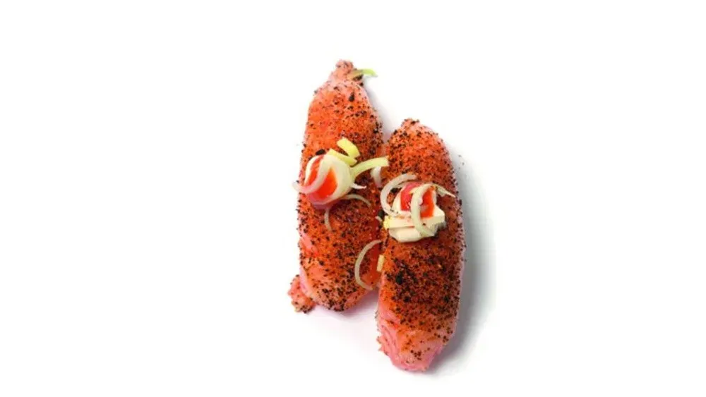 Nigiri z opalanym łososiem