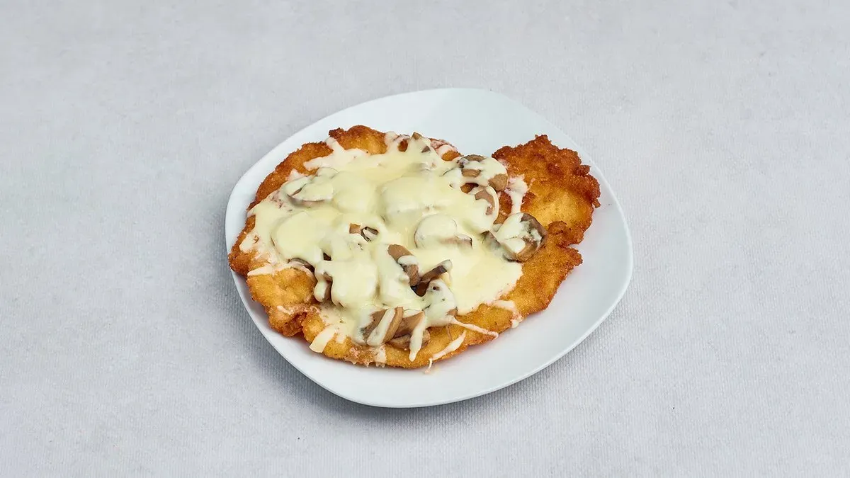 Pierś zapiekana z serem i pieczarką