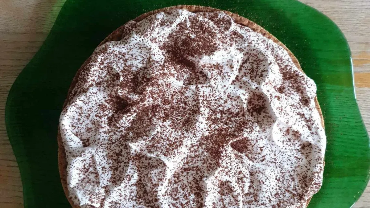 Wegańskie banoffee z bitą śmietaną na bezglutenowym spodzie