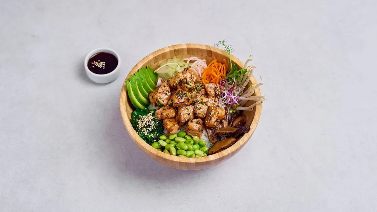 Tokyo bowl opalany łosoś