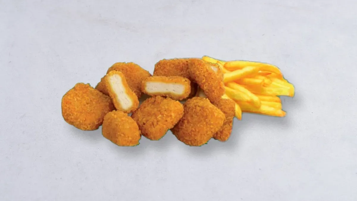 Nuggetsy z frytkami i słodkim sosem chilli