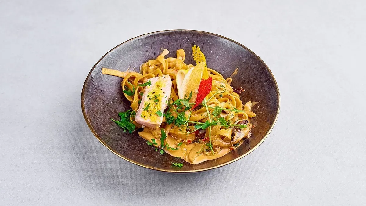 Tagliatelle yasai z łososiem
