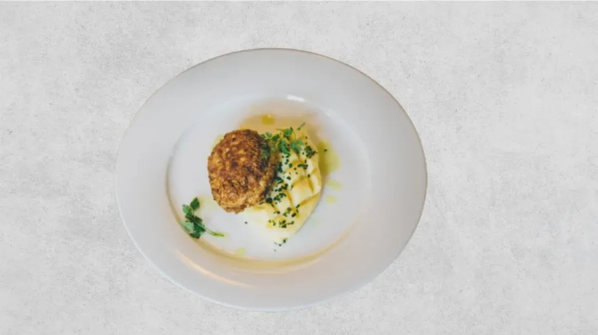 Sznycelek z puree ziemniaczanym i mizerią