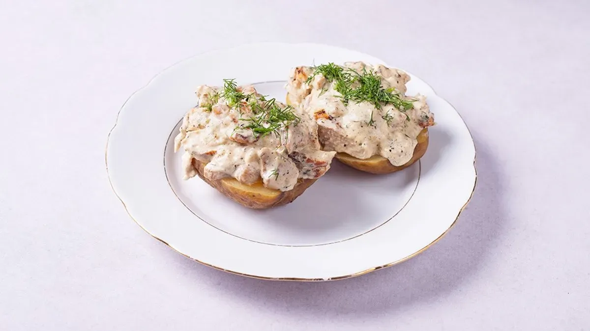 Ziemniak grillowany z grzybami w sosie białym