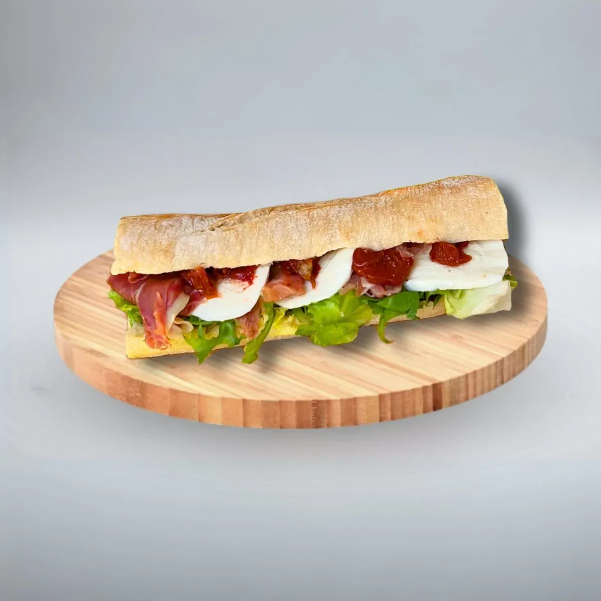 Bagietka z szynką Serrano, mozzarellą i suszonymi pomidorami
