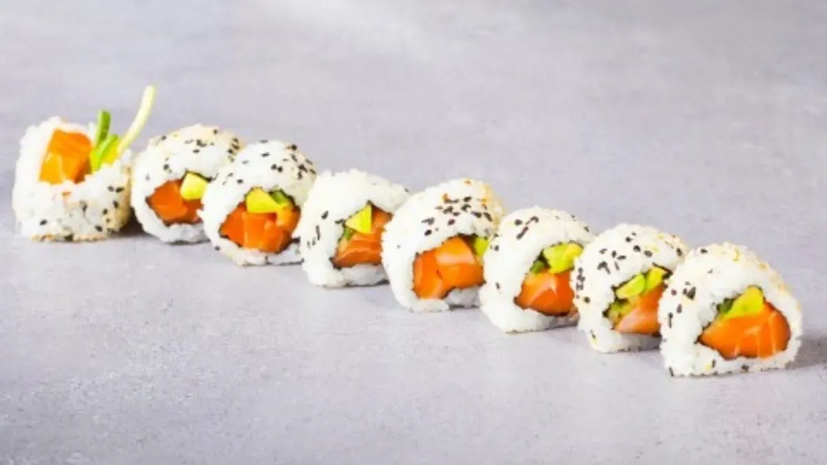 Salmon ura maki