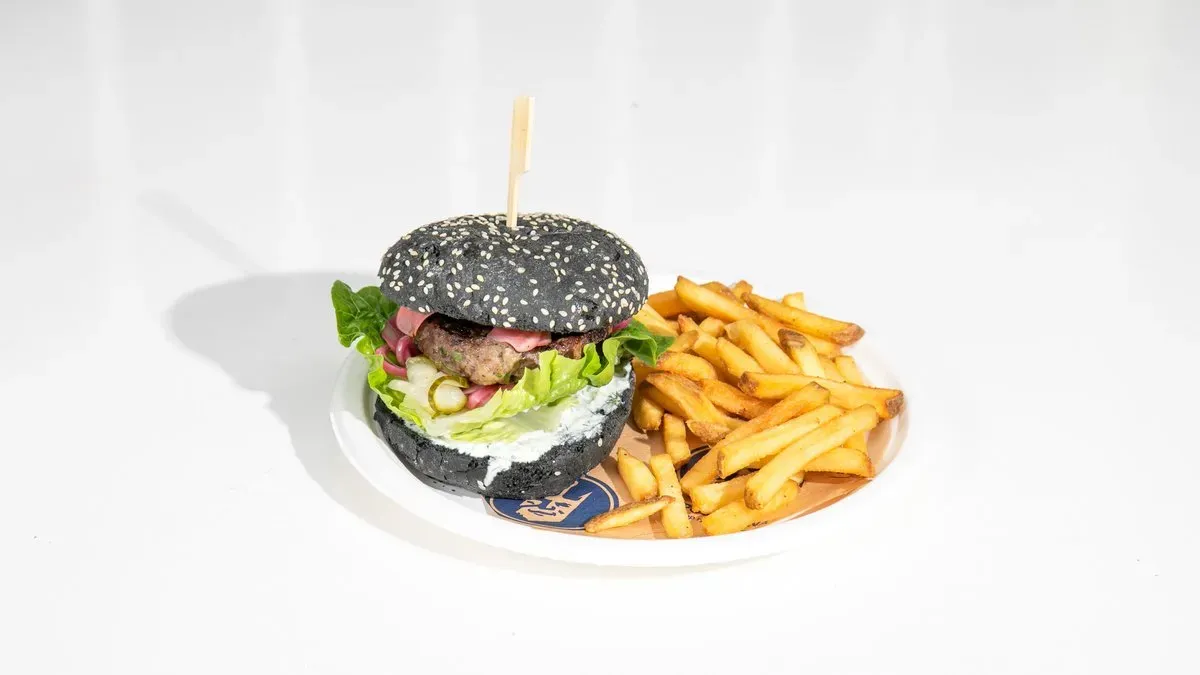 Burger z polskim dzikiem i frytkami