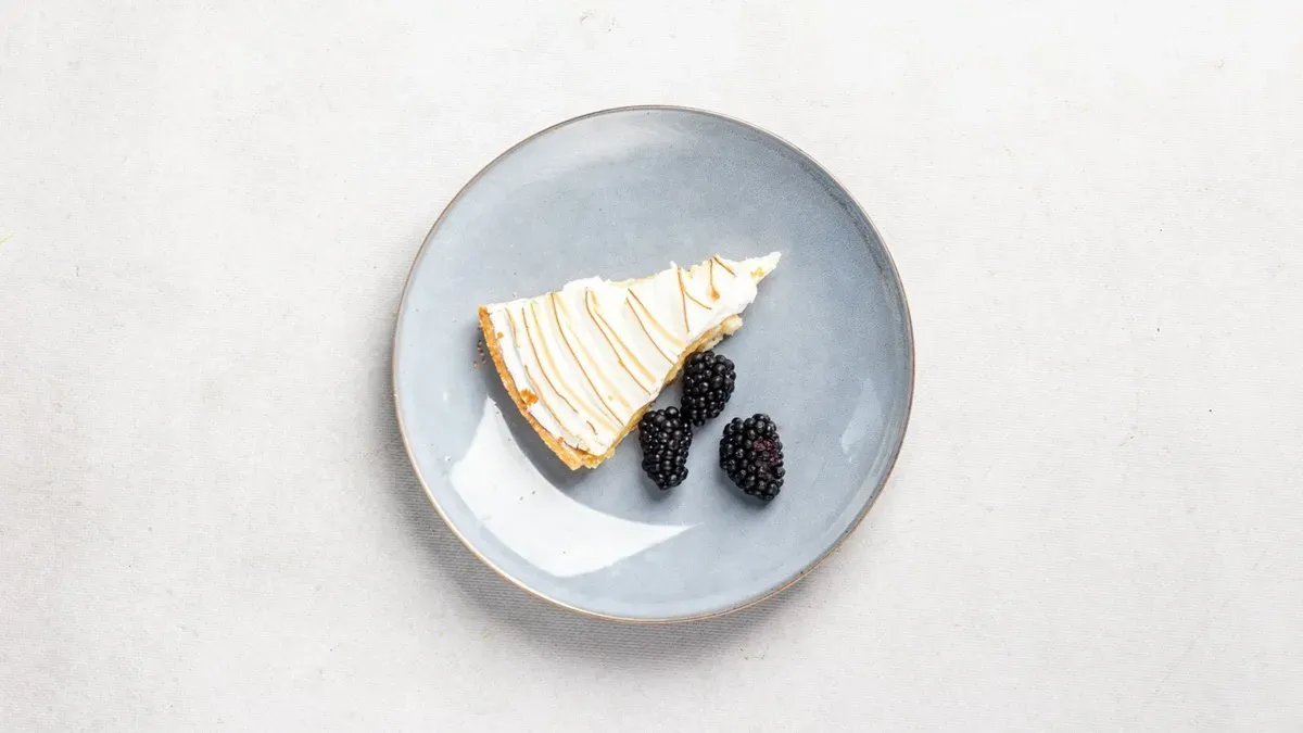 Tarta cytrynowa z włoską bezą i frużeliną jagodową