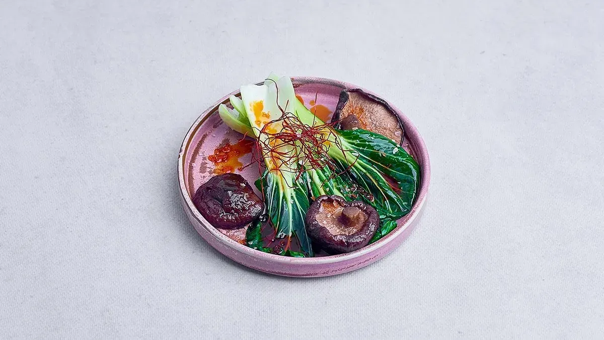 Pak choi z gruboziarnistą solą, grzybami shiitake i olejem chilli
