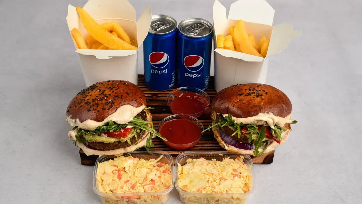Zestaw 2x burger, 2x chrupiące frytki z ketchupem, 2x colesław, 2x napój