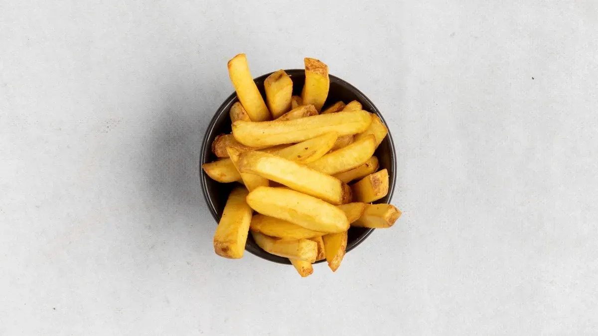 Frytki belgijskie z sosem serowym