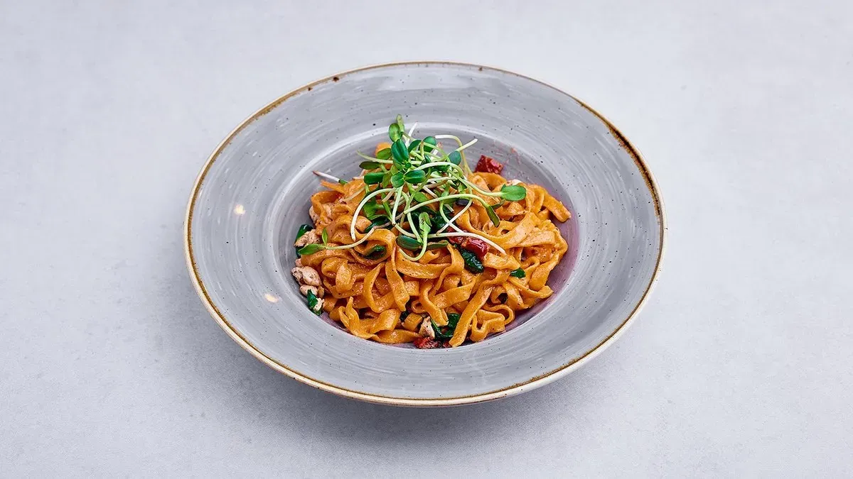 Tagliatelle con pollo e spinaci