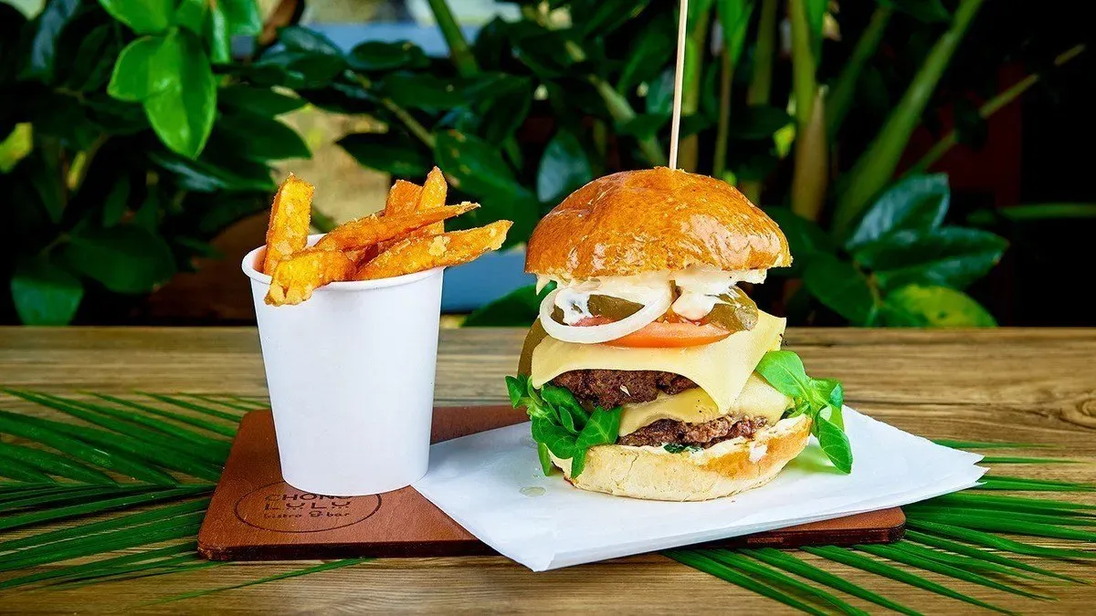 Maorys burger + frytki klasyczne 🍟