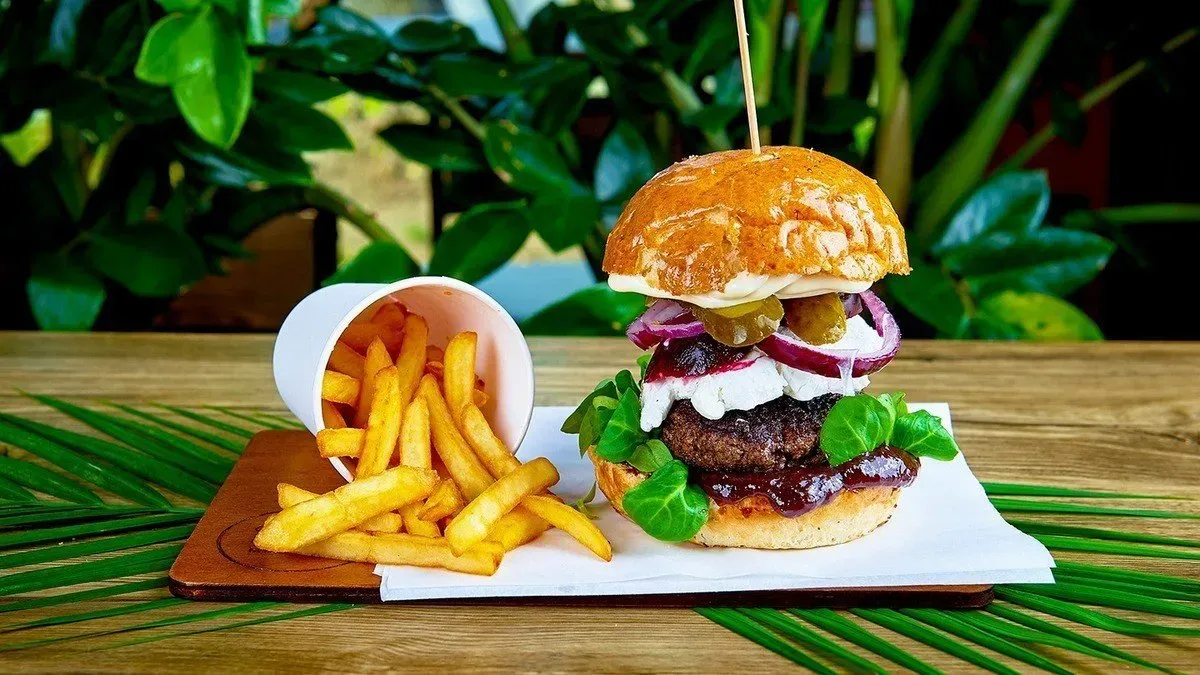 Koza burger + frytki klasyczne 🍟