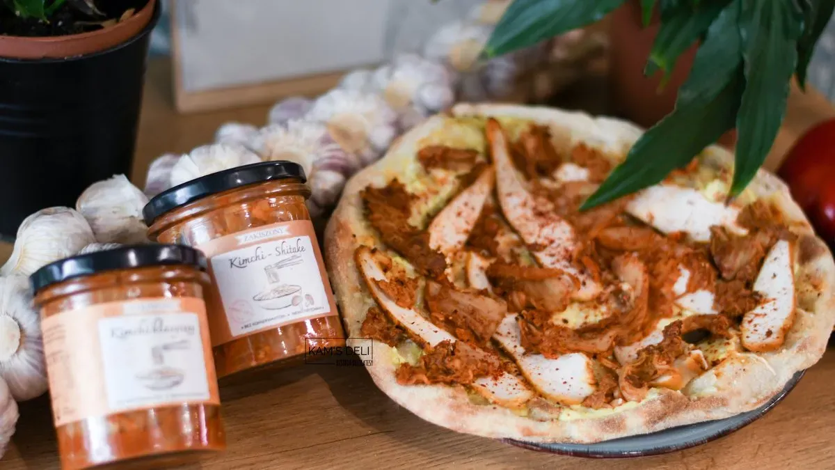 Placek alzacki z grillowanym kurczakiem i kimchi