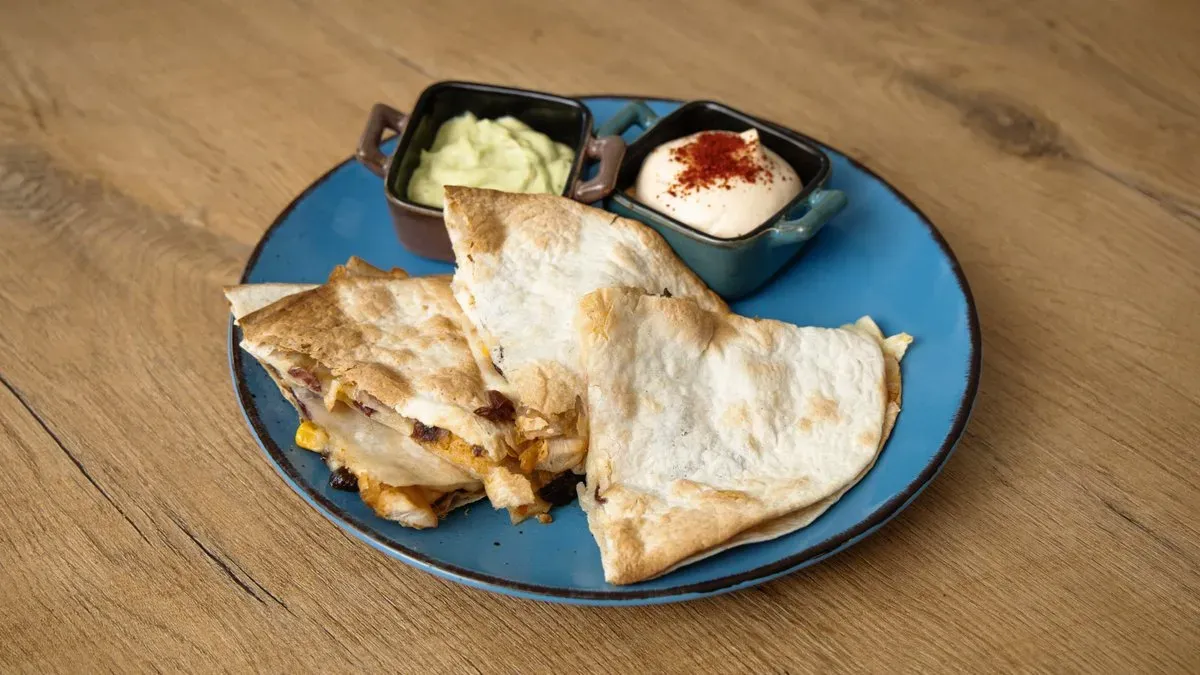 Quesadilla z grillowanym kurczakiem zagrodowym