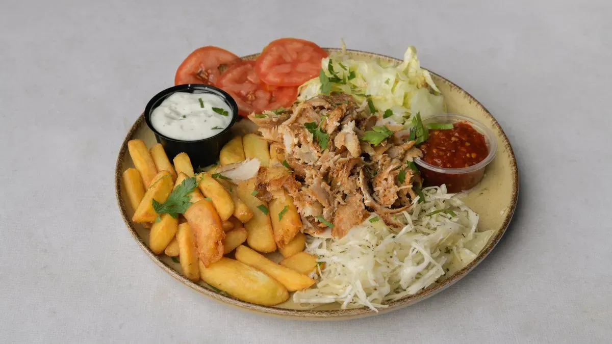 Kebab z kurczaka na talerzu