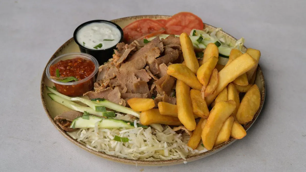 Kebab z mięsa baraniego na talerzu