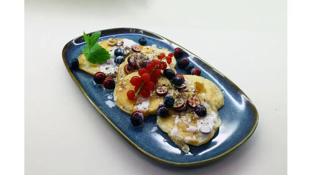 PANKEJKI WYSOKOBIAŁKOWE Z OWOCAMI / HIGH-PROTEIN PANCAKES WITH FRUIT BEEFY N' LEAFY'S FAVOURITE