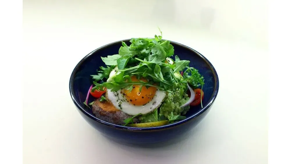SADZONE JAJA NA CHLEBIE NA ZAKWASIE Z AWOKADO / SUNNY-SIDE-UPS ON SOURDOUGH BREAD  WITH AVOCADO