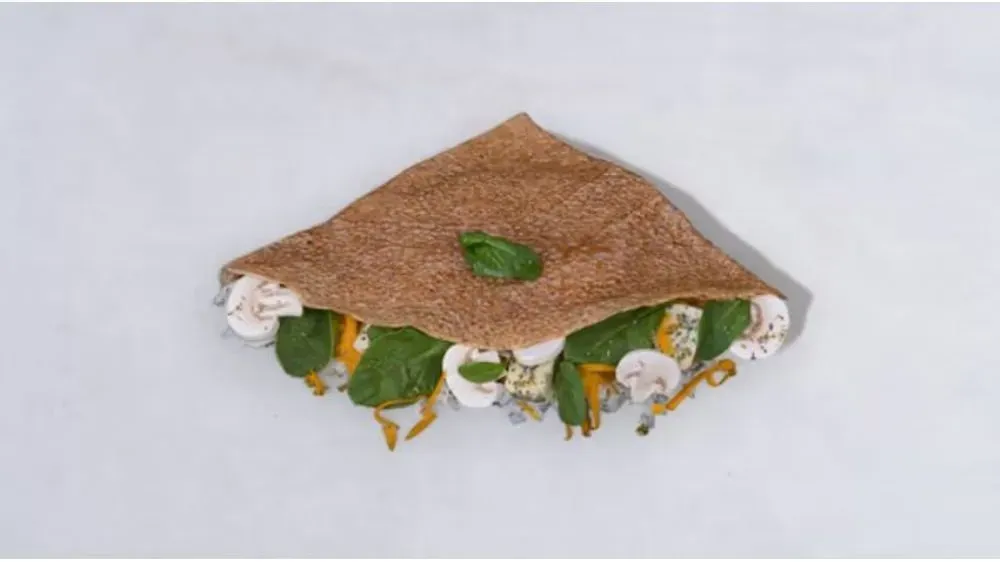 Krep z serem pleśniowym gorgonzola, szpinakiem, pieczarkami i serem gouda