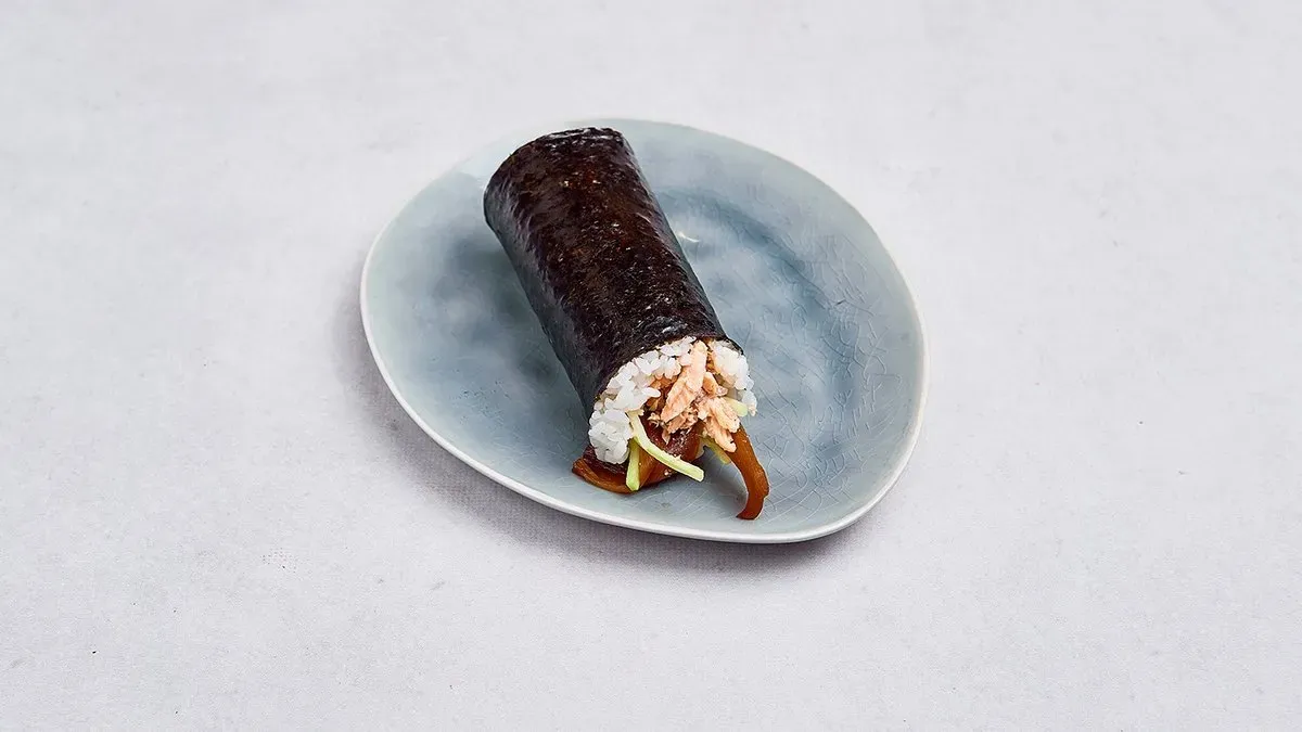 Roll z pieczonym łososiem