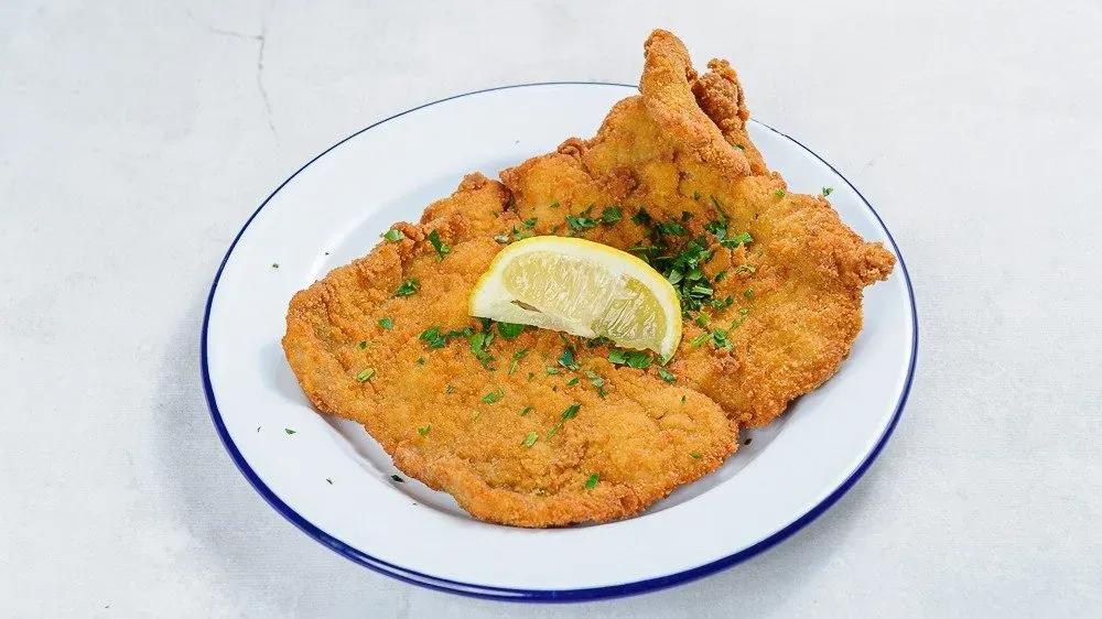 Kotlet schabowy z ziemniakami na maśle