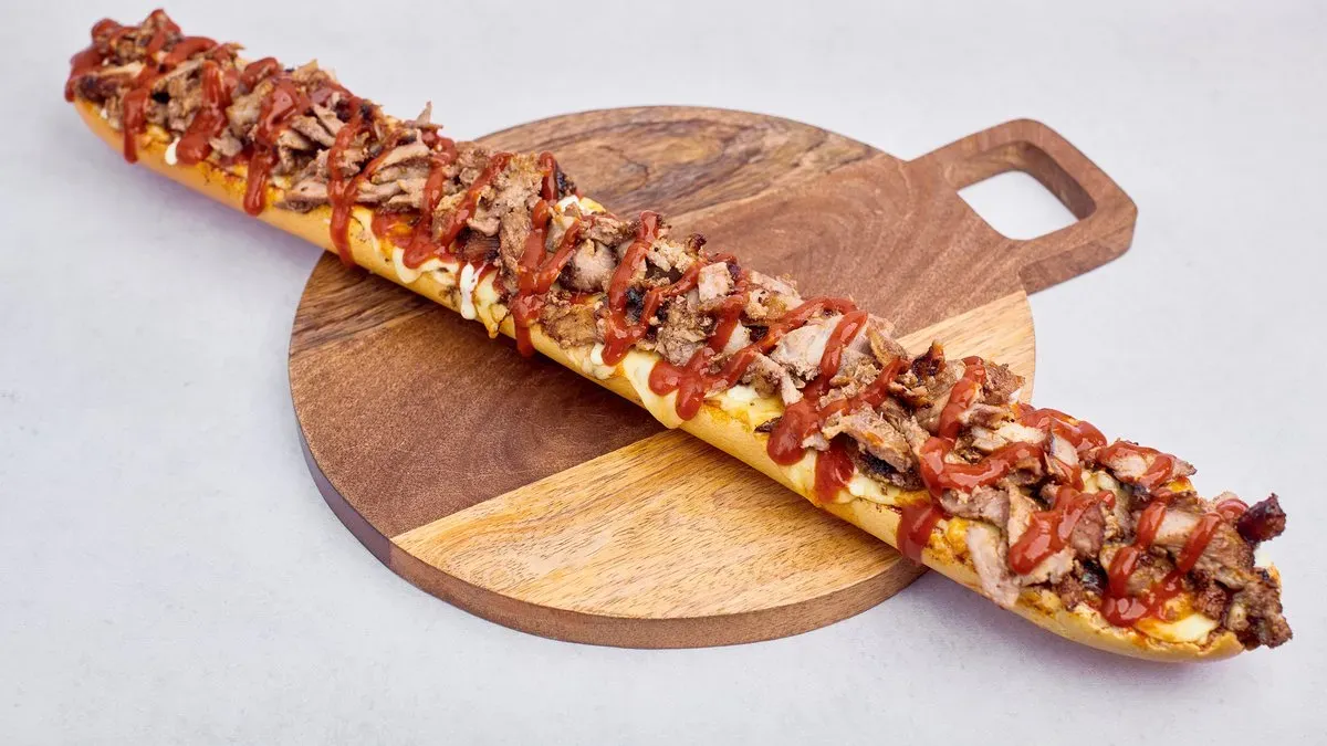 Zapiekanka z mięsem kebab z karkówki