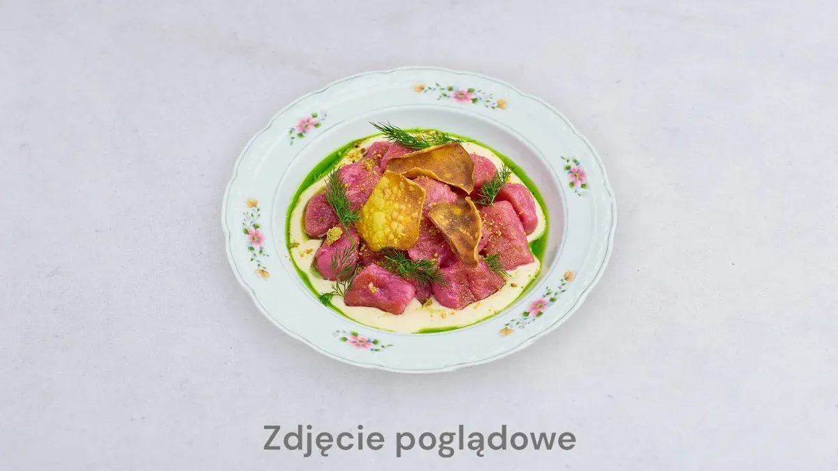 Kopytka buraczane na słodko z sosem jagodowym i śmietaną