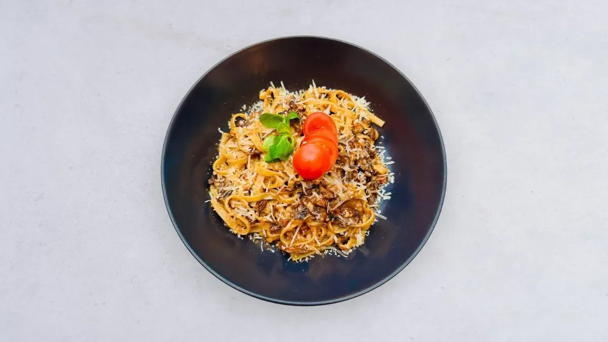 Tagliatelle z suszonymi pomidorami, pieczarkami (z sosem serowym)