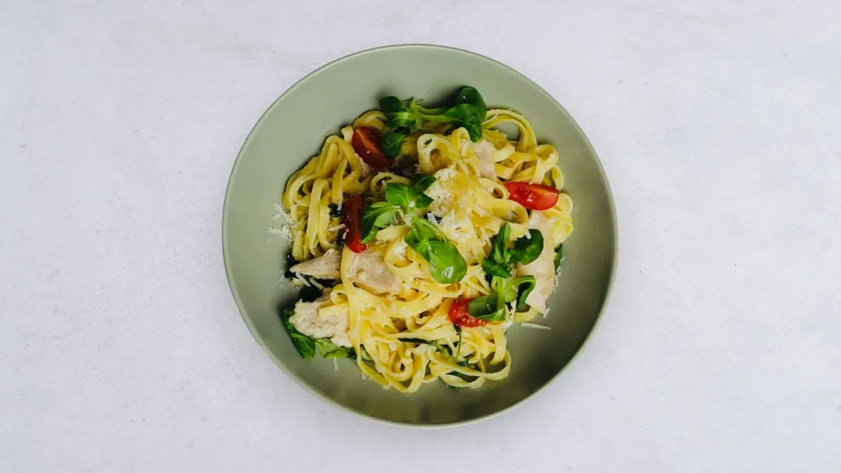 Tagliatelle kurczak, szpinak (z sosem śmietankowym)