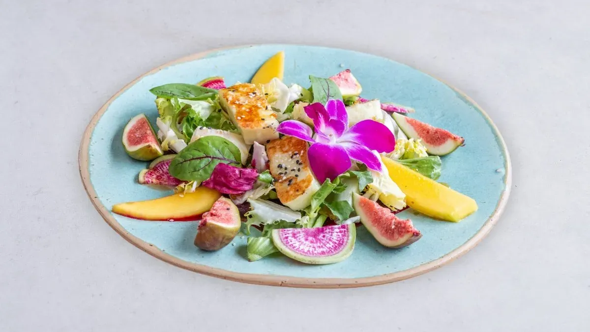 Mix sałat na carpaccio buraczanym