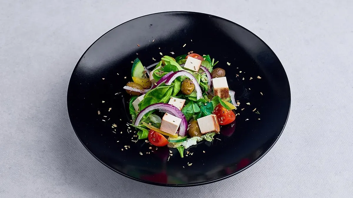 Sałatka grecka z tofu