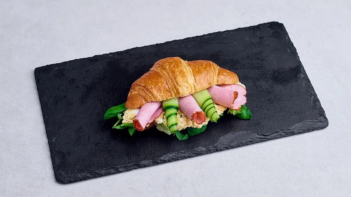 Croissant z serem i szynką