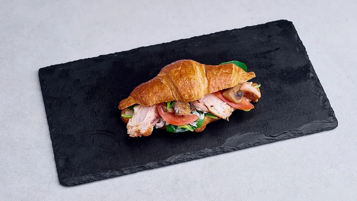 Croissant z kurczakiem i pieczarkami