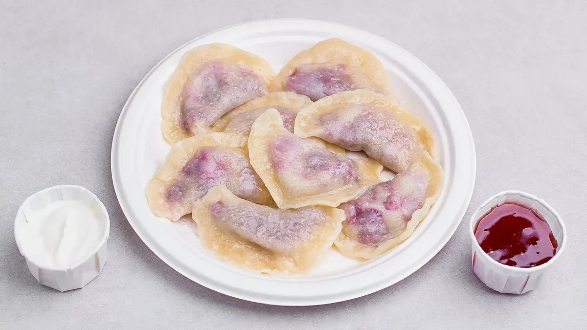 Pierogi na słodko z wiśniami z polewą