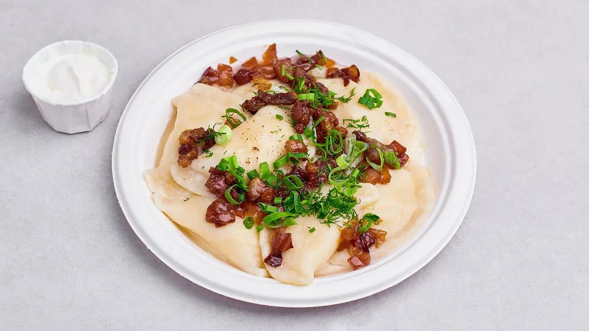 Pierogi z ziemniakami ze skwarkami i śmietaną